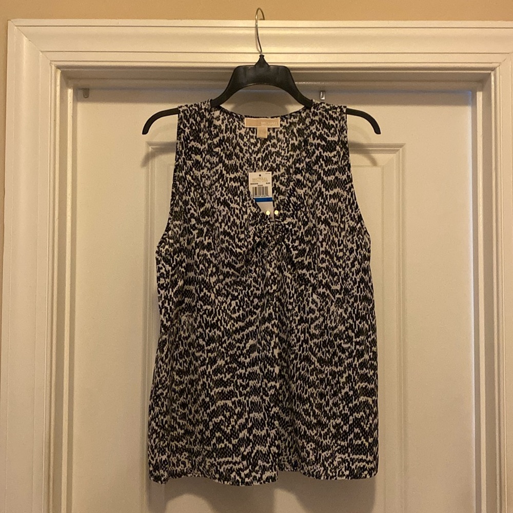 Sleeveless women top